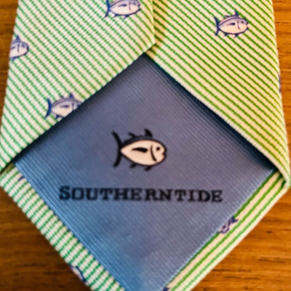 MENS SOUTHERN TIDE 100% SILK TIE IN GREEN/NAVY FISH PATTERN - Picture 2 of 4